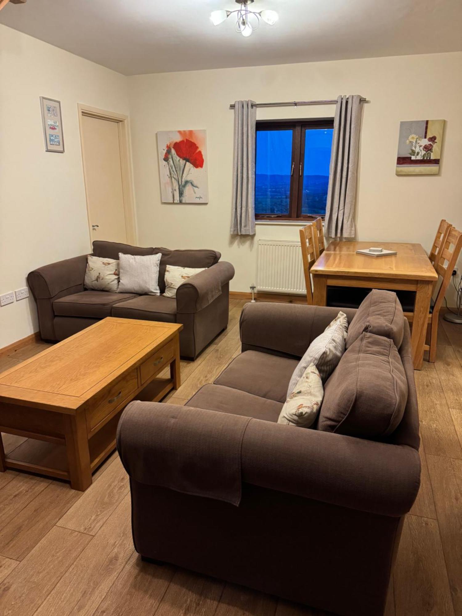 Upper Grippath Farm Holiday Cottages นิวพอร์ต ภายนอก รูปภาพ